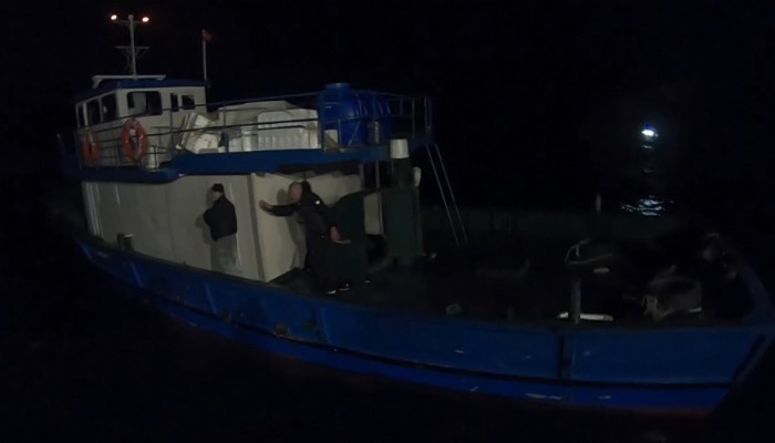 Balıkçı teknesinde 143 kaçak göçmen yakalandı