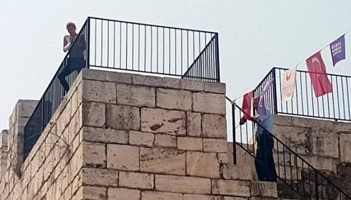 Genç kadın surlardan atlamak istedi