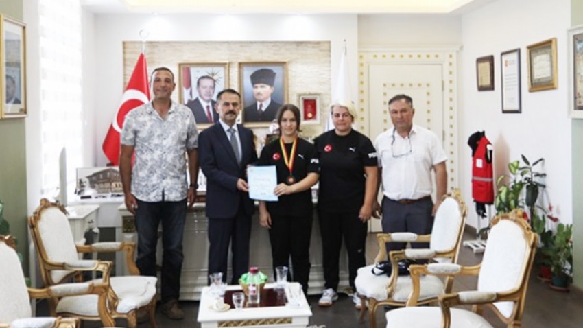 Avrupa’da Üçüncü Olan Ecem’den Vali İlhami Aktaş’a Ziyaret