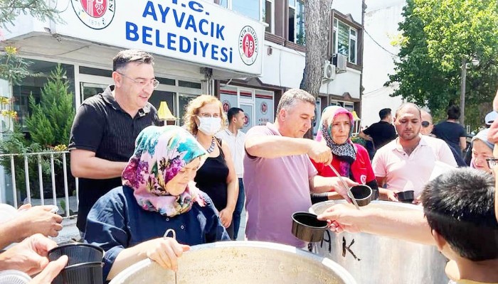 Ayvacık Belediyesinden Vatandaşlara Aşure İkramı