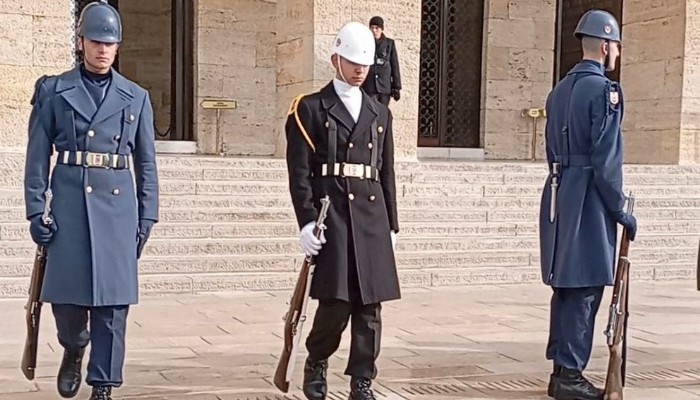 ÇANAKKALELİ ANITKABİR'İN NÖBETÇİ ASKERLERİ MEMLEKETLİLERİNE GURUR YAŞATTI
