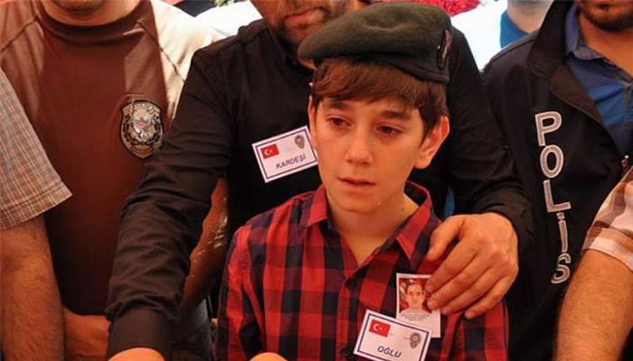 Şehit babasını özel harekat polisi şapkasıyla uğurladı