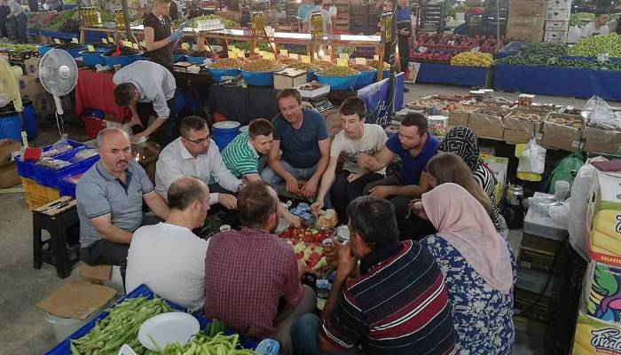 Başkan Erdoğan, pazar yerinde esnafla kahvaltı yaptı