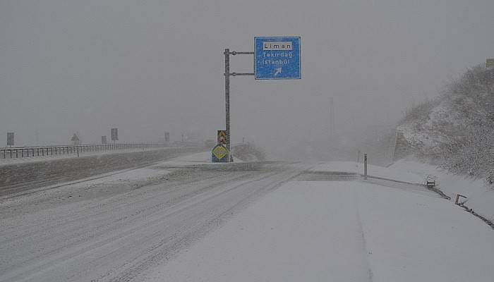 Tekirdağ - Çanakkale yolu karla kaplandı