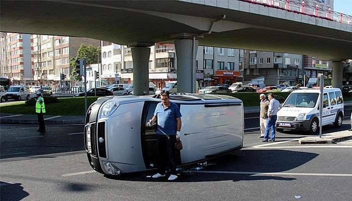 Direksiyon hakimiyeti kaybolan minibüs yan yattı