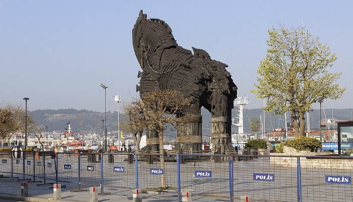 Çanakkale’de kordon boyu polis barikatlarıyla kapatıldı (VİDEO)