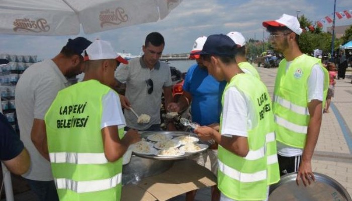 AK PARTİ'Lİ TURAN, GELENEKSEL LAPSEKİ HAYIRI'NA KATILDI