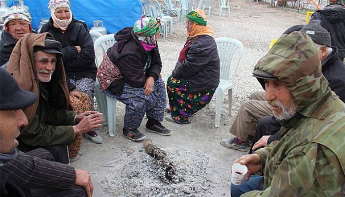  Deprem bölgesinde kar yağışı başladı 