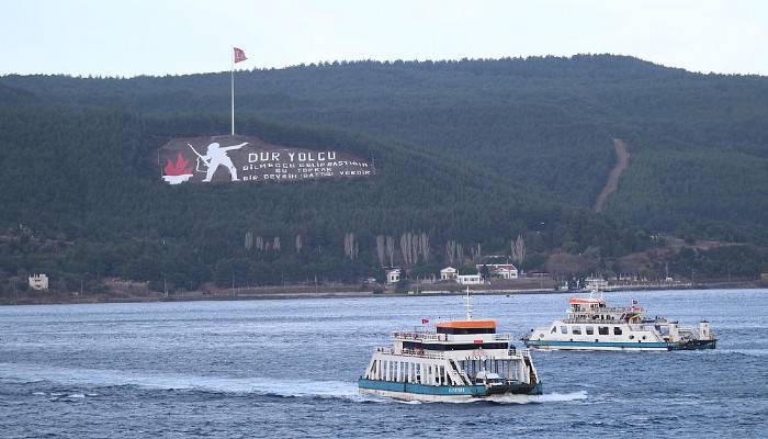 Kuzey Ege'deki lodos feribot seferlerini aksatıyor