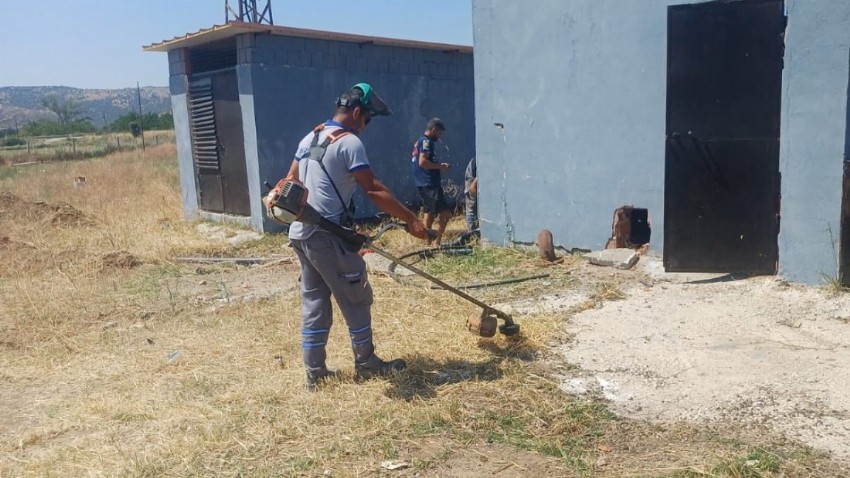 Bozcaada Belediyesi’nden Su Kuyularına ve Trafo Alanlarına Bakım Çalışması