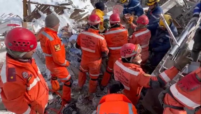 Deprem bölgesinde 37 canı enkaz altından kurtardılar (VİDEO)