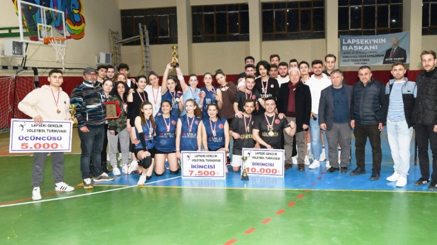 Voleybol Turnuvasında Şampiyon 