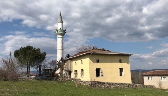 İzmir depreminde zarar gören camiinin yıkımına başlandı