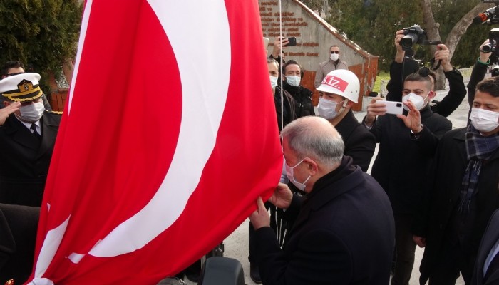 Çanakkale Deniz Zaferi'nin 107'nci yılı… Altın madalyalı Türk bayrağı göndere çekildi