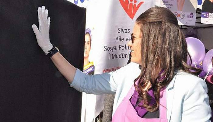 Sivas'ta kadınlar, şiddeti 'el baskısıyla' protesto etti
