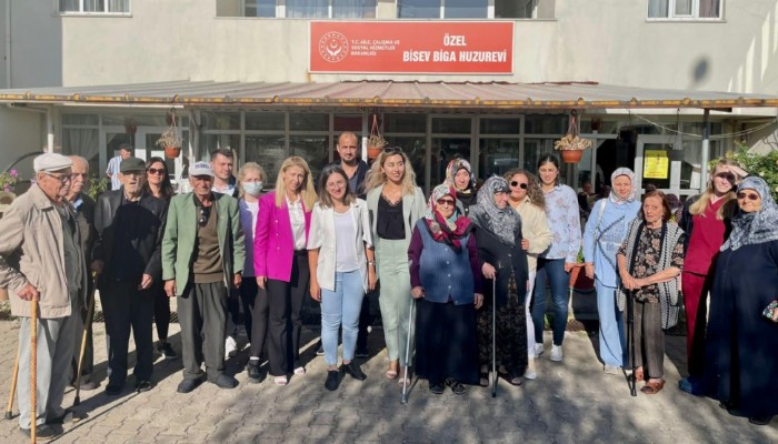 Sağlık personeli huzurevini ziyaret etti