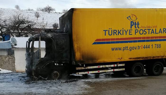 Çanakkale'den gönderilen yardım yüklü TIR yandı