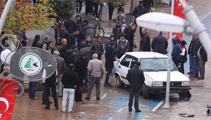 Otomobil yürüyüş yoluna daldı