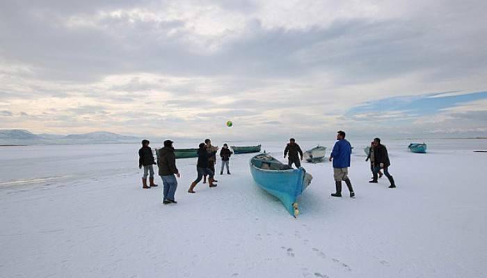 Konya'da balıkçılar donan gölde voleybol oynadı