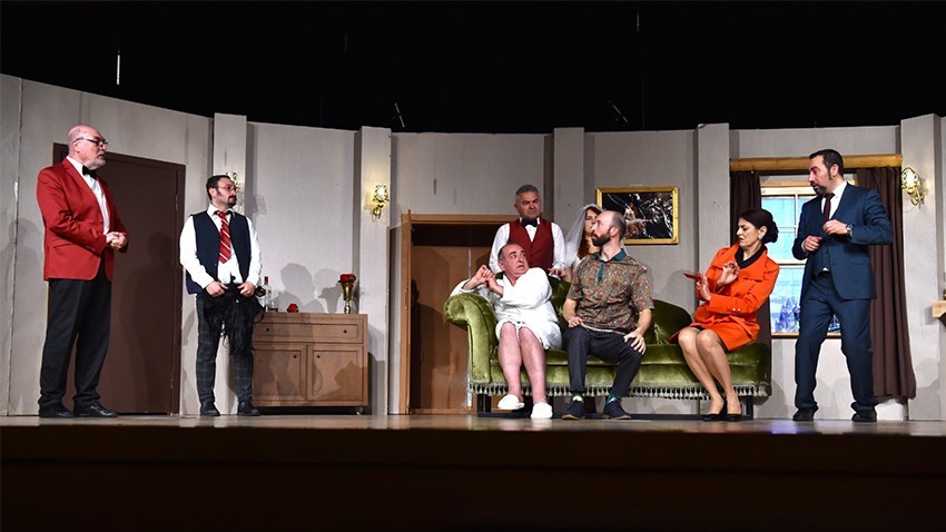 “Karmakarışık” perdelerini yeniden açtı