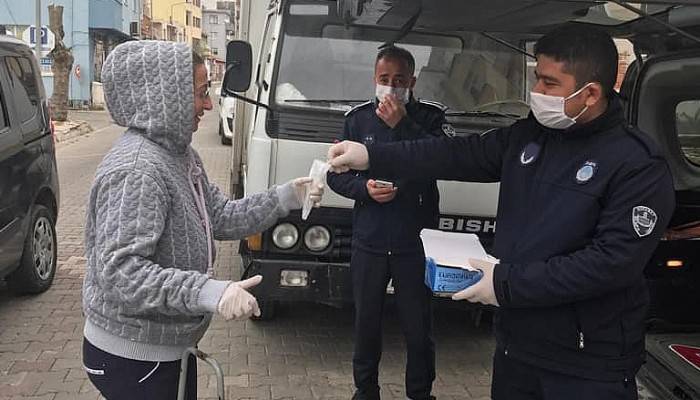 Zabıta maske ve eldiven dağıttı
