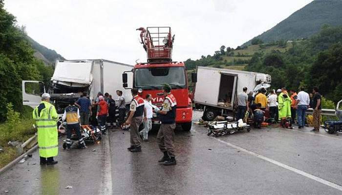 TIR ile kamyon çarpıştı: 1 ölü, 2 yaralı