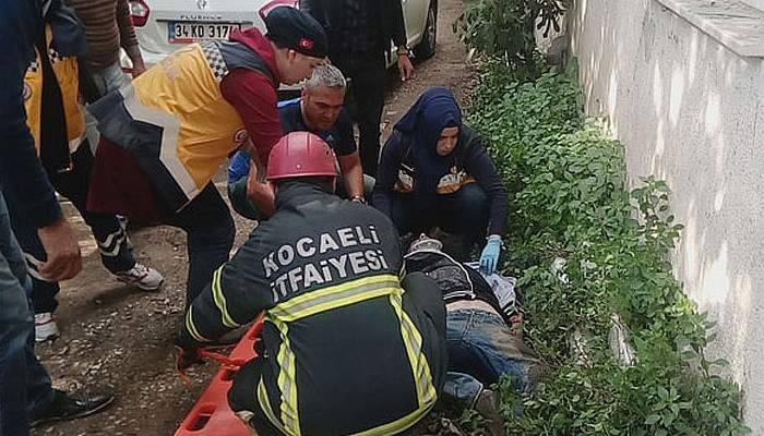 Bir anda fenalaştı, arabanın altında kaldı!