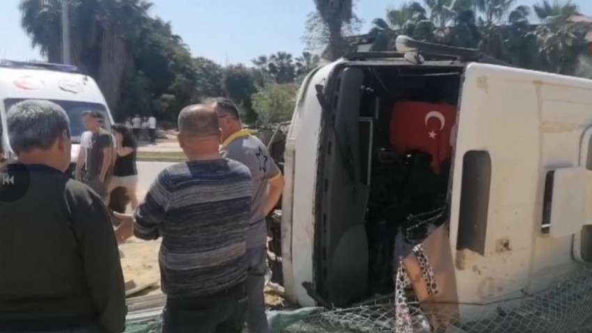 Otel servis aracı otomobille çarpışarak devrildi: 29 yaralı (VİDEO)