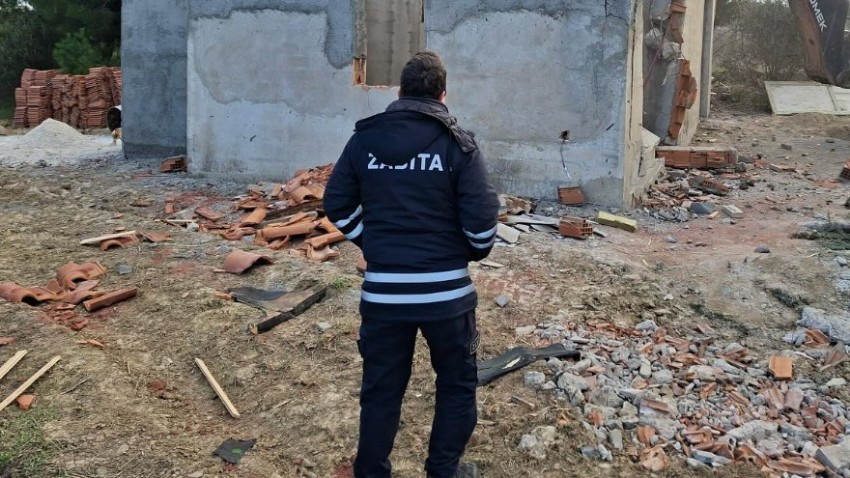 Bozcaada'da Kaçak Yapı Yıkıldı