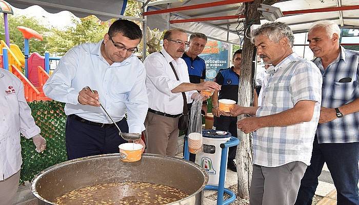 Öz’den aşure ikramı