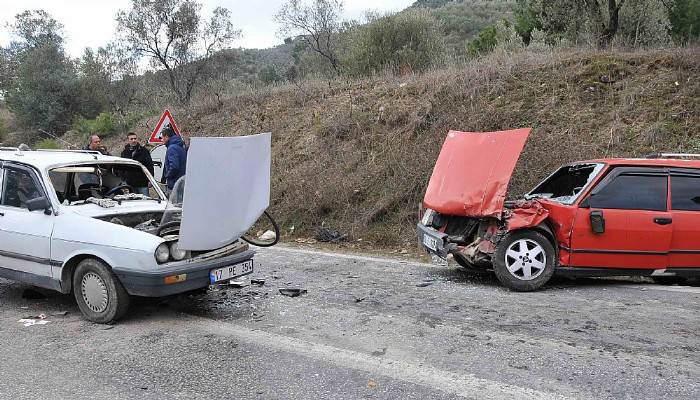 Çanakkale'de iki otomobil kafa kafaya çarpıştı