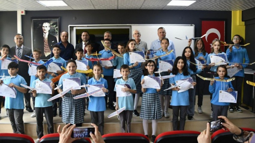  Biga’da öğrencilere ‘Ata Model Uçak Kursu’nda sertifikaları verildi 