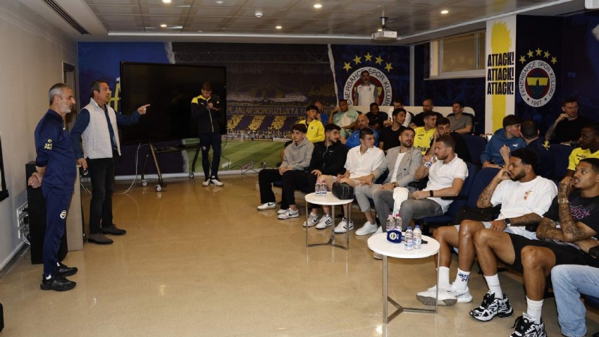 Fenerbahçe'de Başkan Ali Koç, futbol takımıyla bir ara geldi