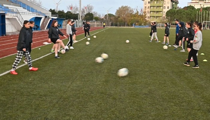 Biga Belediyesi Kız Futbol Kursuna Yoğun İlgi(VİDEO)