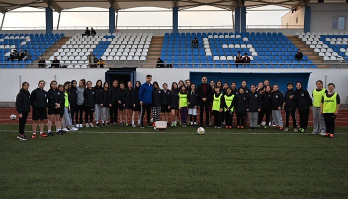 Kızlar futbol kursuna ilgi gösteriyor (video)