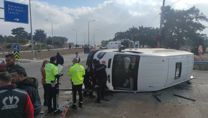 Ayvacık’ta Otomobil İle Minibüs Çarpıştı 6 Kişi Yaralandı (VİDEO)