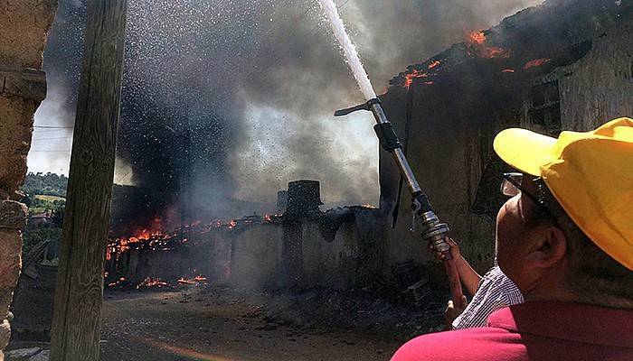 Yangında, 2 koyun ile 15 tavuk telef oldu