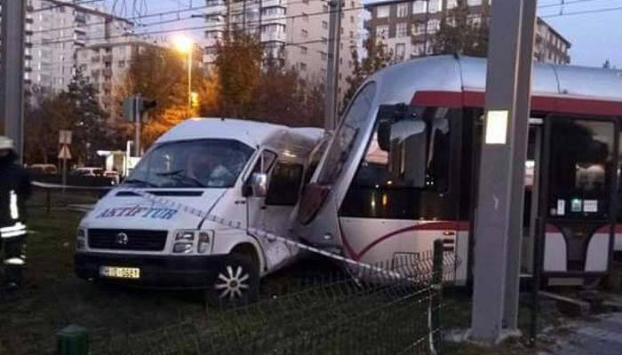 Tramvay raydan çıktı! 7 yaralı