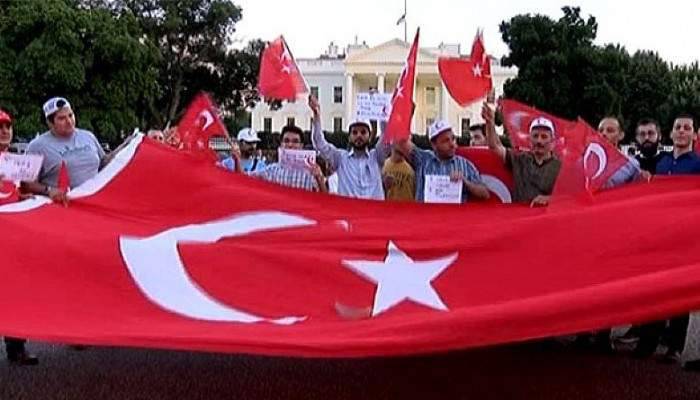 Beyaz Saray önünde kalkışma protestosu