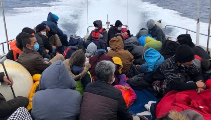 Yunanistan'ın ölüme terk ettiği 51 düzensiz göçmeni Türk askerleri kurtardı