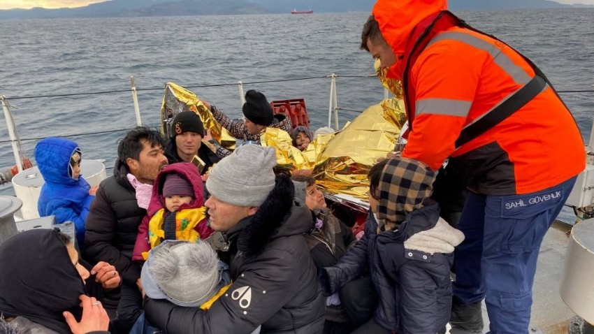 Yunan Sahil Güvenlik kaçak göçmenleri, ölüme terk ediyor (VİDEO)