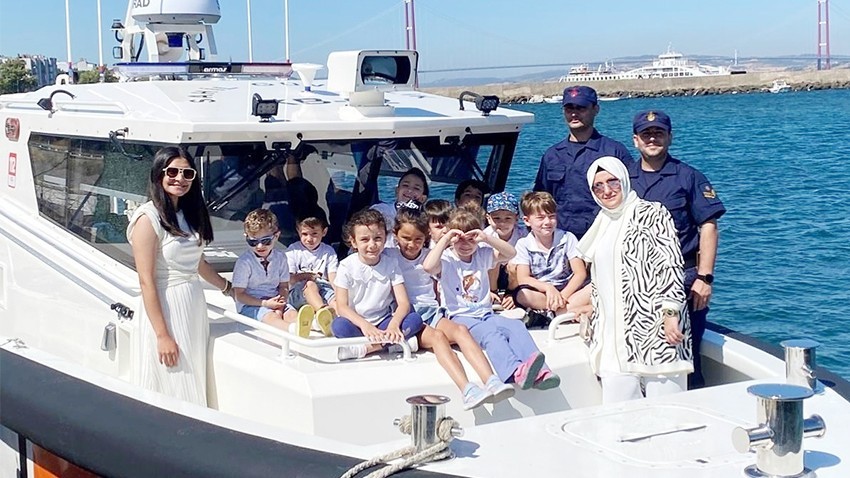 Minikler sahil güvenlik komutanlığını ziyaret ettiler