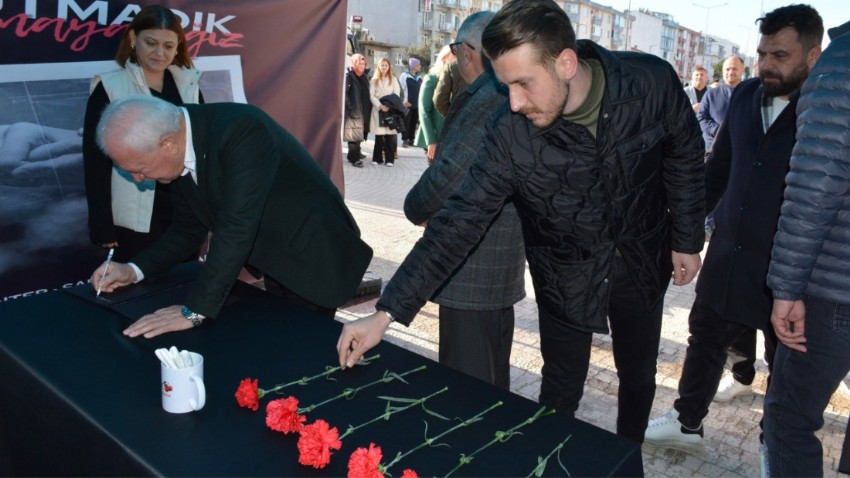  Lapseki'de, deprem felaketinin yıldönümünde anma etkinliği düzenlendi