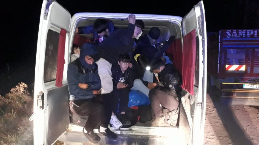 Ayvacık’ta iki minibüs içinde 40 kaçak göçmen ile 2 organizatör yakalandı
