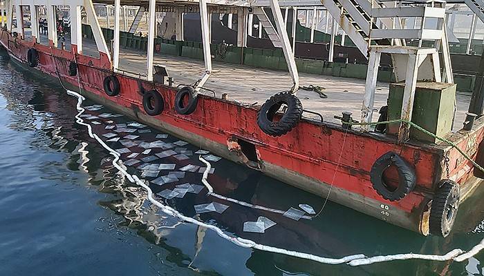 Çanakkale Boğazı'nda balıkçı teknesi feribota çarptı (VİDEO)