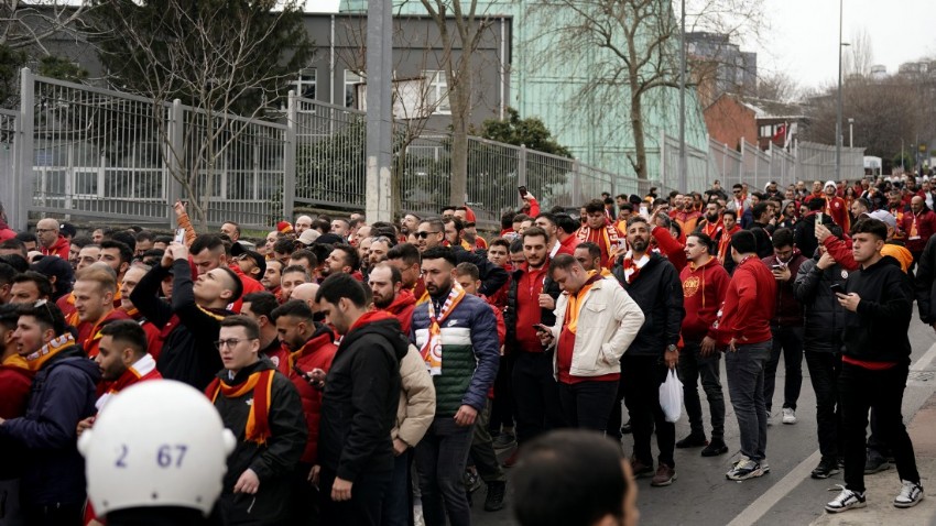 Galatasaray taraftarı, Dolmabahçe'de (VİDEO)