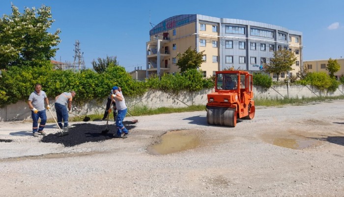 Bozulan ve aşınan yollara asfalt yama çalışması yapılıyor