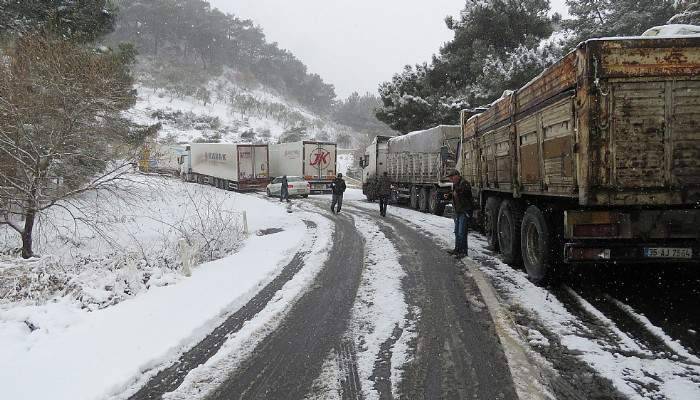 Çanakkale - İzmir karayolu trafiğe kapandı