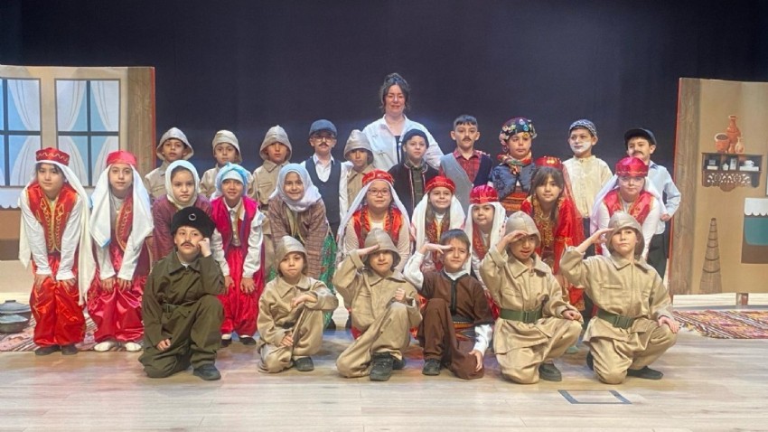 Öğrencilerin Çanakkale Kültürünü Sahneye Taşıdığı Eşsiz Tiyatro Gösterisi