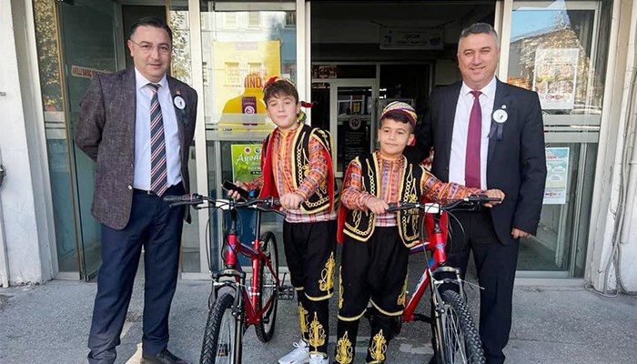 Zeybek oynadılar bisikletleri kaptılar